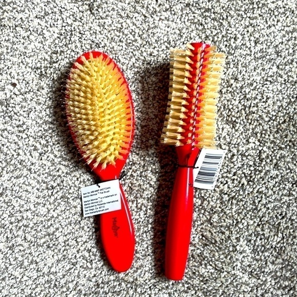 Marilyn Monroe Set of 2 Boar Hair Brushes Red - Picture 1 of 3